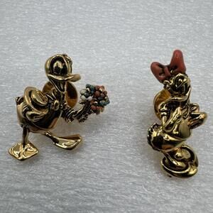 Vintage Pair 2 Disney Napier Gold Tone Donald Duck Holding Flowers &!Daisy Pins